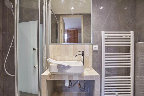 Apartment Center of Paris by Studio prestige