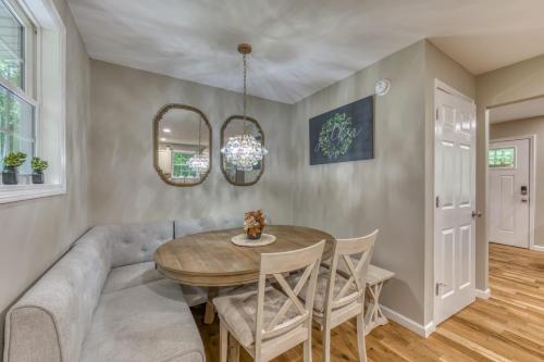 ein Esszimmer mit Tisch und Couch in der Unterkunft Spacious 5BR Home Sleeps 9 Modern Comfort in Jonesborough