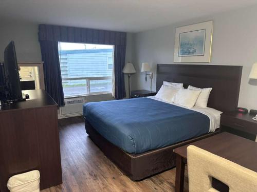 a hotel room with a bed and a television at Ocean Paradise Hotel & Resort in Ocean Shores