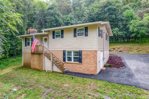 ein Haus mit einer Flagge auf der Seite in der Unterkunft Spacious 5BR Home Sleeps 9 Modern Comfort in Jonesborough