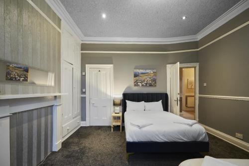 a bedroom with a bed in a room at Hayy Contractor House 5 Bedroom Huddersfield Sleeps 18 in Huddersfield