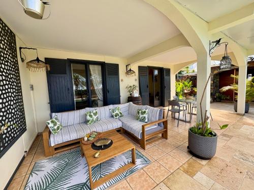 Khu vực ghế ngồi tại Villa Palm Eden