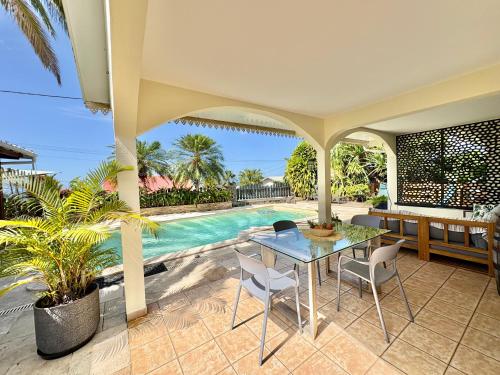 Hồ bơi trong/gần Villa Palm Eden