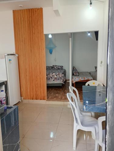 un soggiorno con tavolo, sedie e un letto di Casa Itacaré a Itacaré