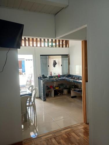 una cucina e una sala da pranzo con tavolo e sedie di Casa Itacaré a Itacaré