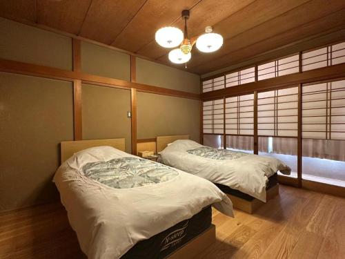 Una cama o camas en una habitación de 一条ゆかりの大津ゲストハウス栖碩