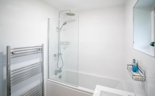 Et badeværelse på Modern 3 Bedroom Home Ideal for Families and Business Stays