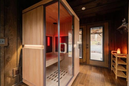 Postel nebo postele na pokoji v ubytování Home with Sauna & Hot Tub & Lake Access