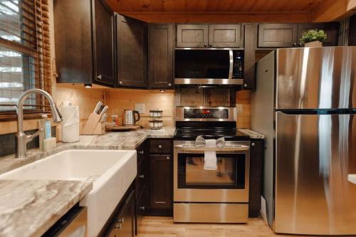 Kuchyň nebo kuchyňský kout v ubytování Home with Sauna & Hot Tub & Lake Access