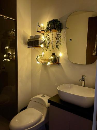 a bathroom with a white toilet and a sink at Moderno apartamendo con Rooftop y Jacuzi in Dosquebradas
