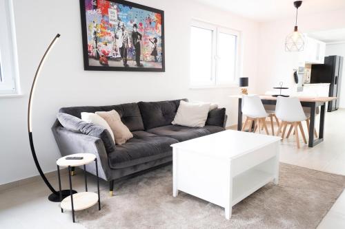 Ferienhaus nah der Ostsee, 110qm mit eigenem Garten في شاربوتس: غرفة معيشة بها أريكة وطاولة