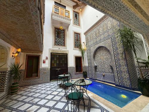 Un patio con piscina en un edificio. en Riad Dar El bellar, en Fez