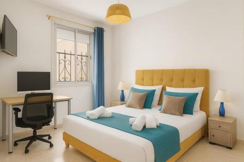 Un dormitorio con una cama, un escritorio y una computadora. en Elegant Villa with Private Pool in South Hammamet 2P, en Hammamet Sud