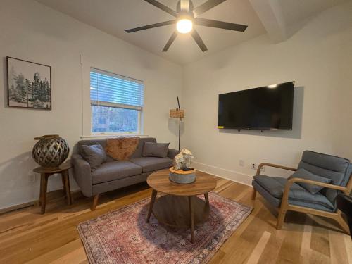 Μια τηλεόραση ή/και κέντρο ψυχαγωγίας στο Rams Retreat 4 King Beds Near CSU and Old Town
