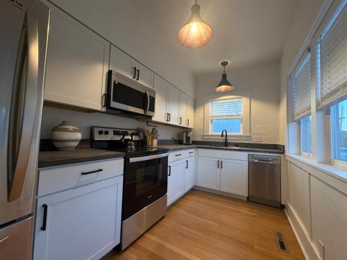 Η κουζίνα ή μικρή κουζίνα στο Rams Retreat 4 King Beds Near CSU and Old Town