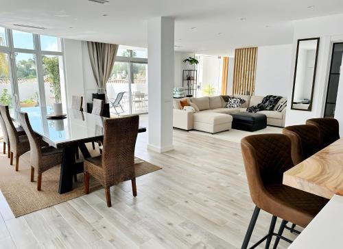 Elegant And Spacious House A118