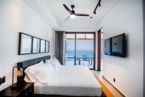 Ένα ή περισσότερα κρεβάτια σε δωμάτιο στο 6th-Floor Amapas Retreat – Pool & Sunset Views