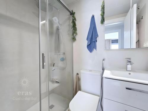 un bagno con doccia, WC e lavandino di Elegant Duplex Penthouse A116 a Las Lagunas Mijas