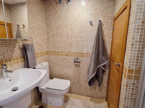 een badkamer met toilet en wastafel bij Duplex Penthouse With 4 Bedrooms in Arroyo de la Miel