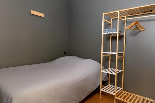 - une chambre avec un lit et des lits superposés en bois dans l'établissement Studio 104 le Graphite - Modern & Elegant, à Bertrange