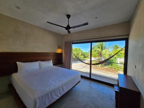 Un dormitorio con una cama y una ventana grande. en Luumbal El Cuyo, en El Cuyo