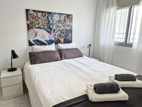 En eller flere senge i et værelse på Quiet and close to the beach A107