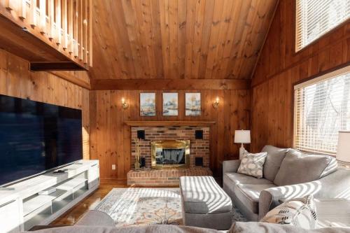 Η κουζίνα ή μικρή κουζίνα στο Forest Chalet Retreat Minutes from Downtown 4 bed