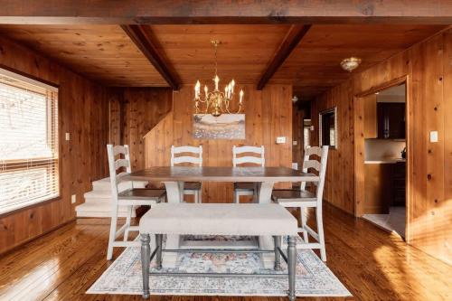 Χώρος καθιστικού στο Forest Chalet Retreat Minutes from Downtown 4 bed