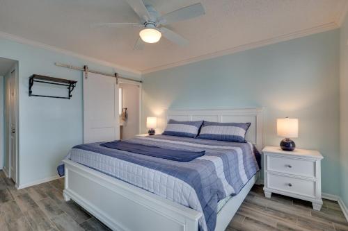 Ένα ή περισσότερα κρεβάτια σε δωμάτιο στο Steps to the Beach Oceanfront Condo with Lanai!