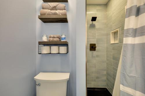 Ένα μπάνιο στο Steps to the Beach Oceanfront Condo with Lanai!