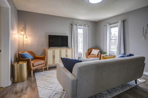 Charming 2 Bedroom Home by Founder's Park في جونسون سيتي: غرفة معيشة مع أريكة وكراسي وتلفزيون