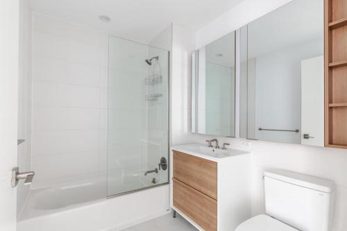 Phòng tắm tại Blueground Greenpoint pool wd nr park NYC-1813