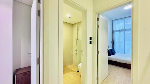 ein Bad mit einer Dusche und einem WC in einem Zimmer in der Unterkunft Modern 3BR Townhouse plus Maids The Gate, Masdar City in Abu Dhabi