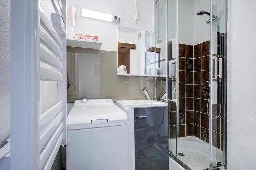 Un pequeño baño con lavabo y ducha. en Studio refait neuf ,4 personnes, terrasse, parking privé, climatisation, en Le Barcarès