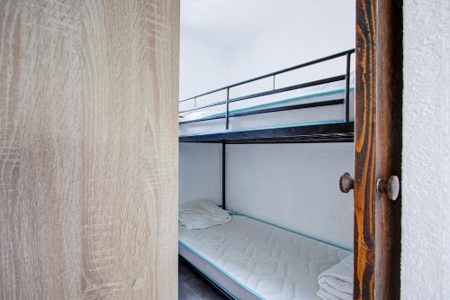 una puerta abierta a una litera en una habitación en Studio refait neuf ,4 personnes, terrasse, parking privé, climatisation, en Le Barcarès