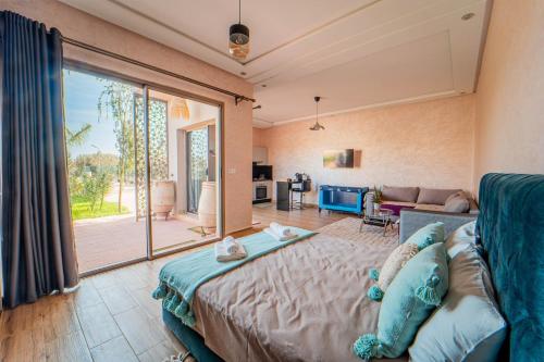 Postel nebo postele na pokoji v ubytování Olive Nest - Ochre Nests - Pool & Farm