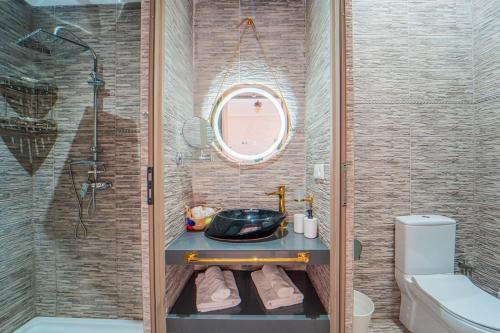 Koupelna v ubytování Olive Nest - Ochre Nests - Pool & Farm