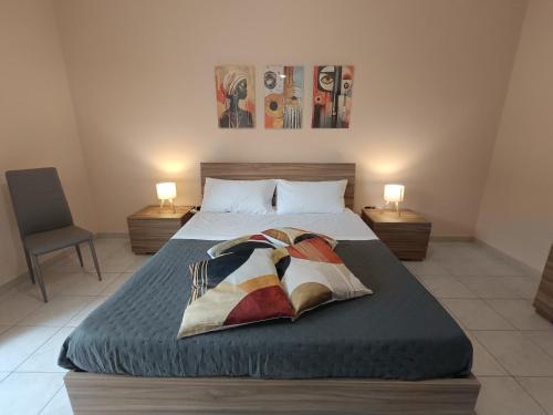 Un dormitorio con una cama grande con dos lámparas encima. en Sicily Etna Mareneve Taormina, en Fiumefreddo di Sicilia