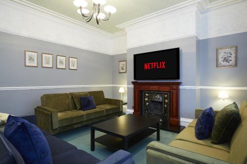 Posezení v ubytování Hayy Contractor House 5 Bedroom Huddersfield Sleeps 18