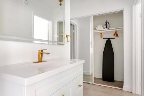 Ένα μπάνιο στο Blueground Sherman Oaks pool nr Van Nuys Park LAX-1412