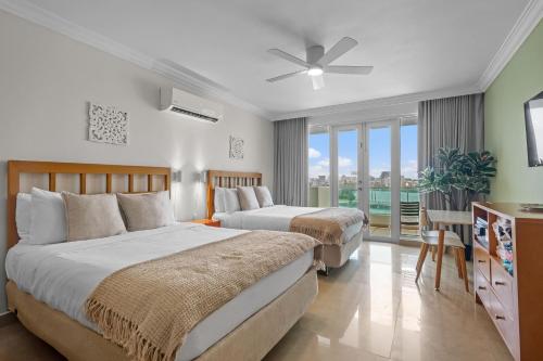 Ένα ή περισσότερα κρεβάτια σε δωμάτιο στο Condado Lagoon by Otium