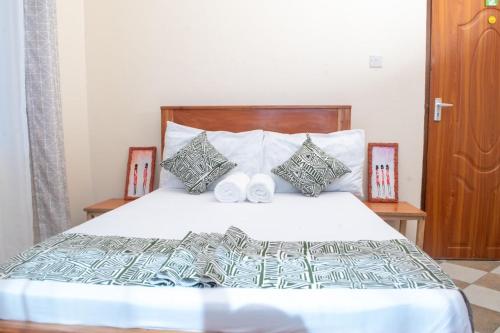 En eller flere senge i et værelse på Makao Kilifi - modern & secure 1BR