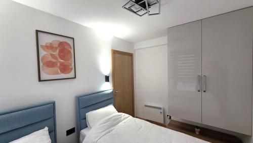 ein Schlafzimmer mit einem Bett und einem Schrank darin in der Unterkunft Sunny Hill Kop - Luxury Apartment Mountain View in Kopaonik