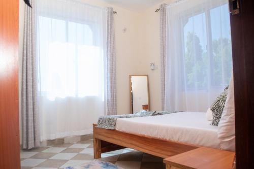 En eller flere senge i et værelse på Makao Kilifi - modern & secure 1BR