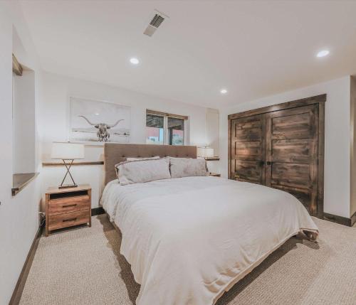 En eller flere senge i et værelse på Sunrise Lookout on Carpenter Lake