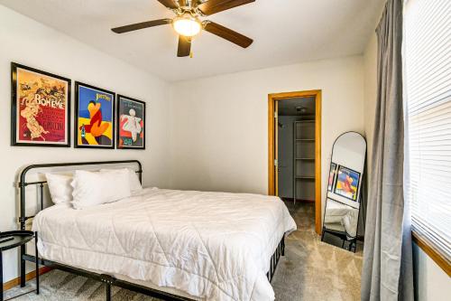 Ένα ή περισσότερα κρεβάτια σε δωμάτιο στο Pet-Friendly Home 2 Mi to Downtown Des Moines!