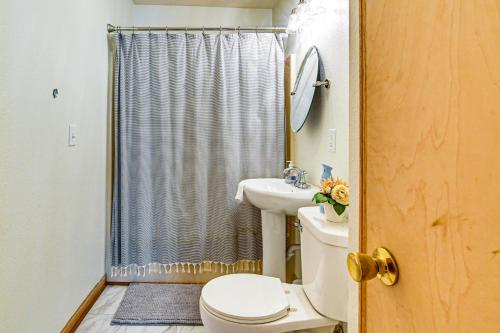 Ένα μπάνιο στο Pet-Friendly Home 2 Mi to Downtown Des Moines!