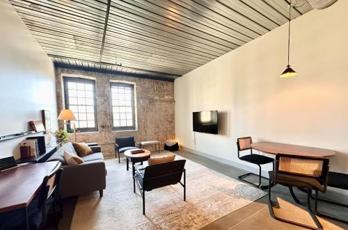 Χώρος καθιστικού στο Chic Double Queen Apt Walking Distance to Fiserv