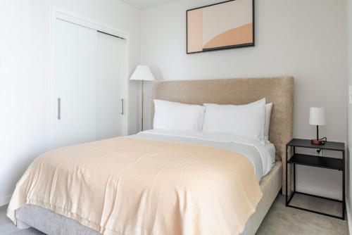 Ένα ή περισσότερα κρεβάτια σε δωμάτιο στο Blueground Civic Center pool nr Civic Center Plaza SFO-2030