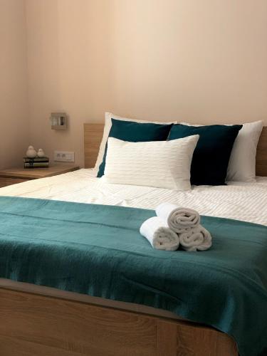 ein Schlafzimmer mit einem Bett, auf dem Handtücher liegen in der Unterkunft Super Central Chic Studio-free coffee, self check in & check out in Oradea